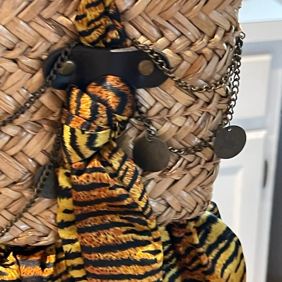 Awesome fabric and straw bag, special details, chains and leather! - Picture 5 of 7